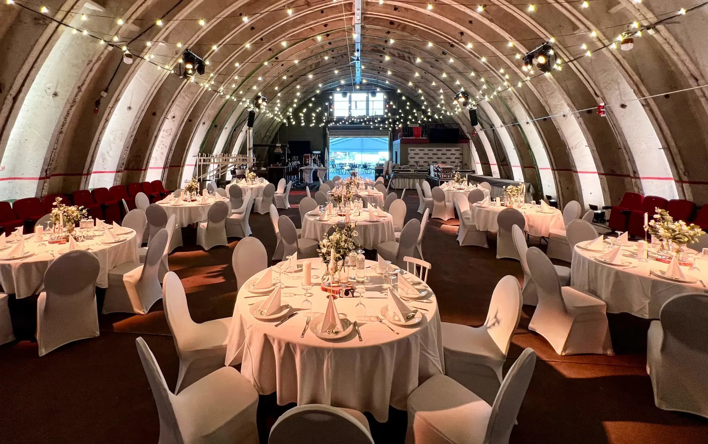 Industriecharme und Hochzeitstafeln im Hangar-312