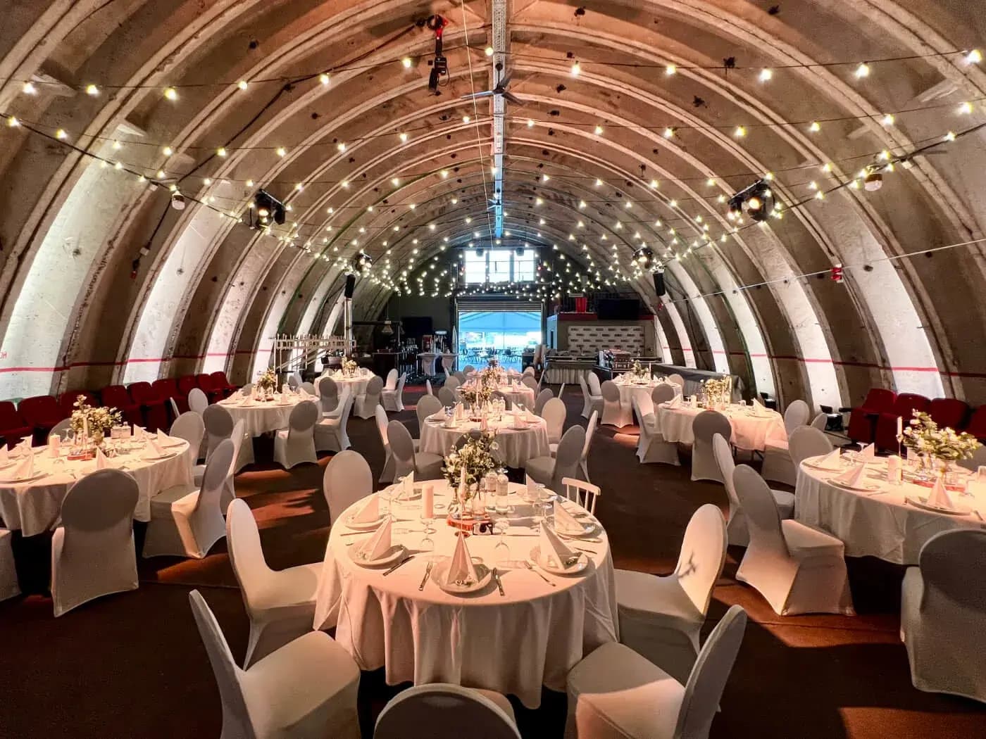 Großzügiger Hangar mit Bestuhlung für eine Hochzeit in Brandenburg