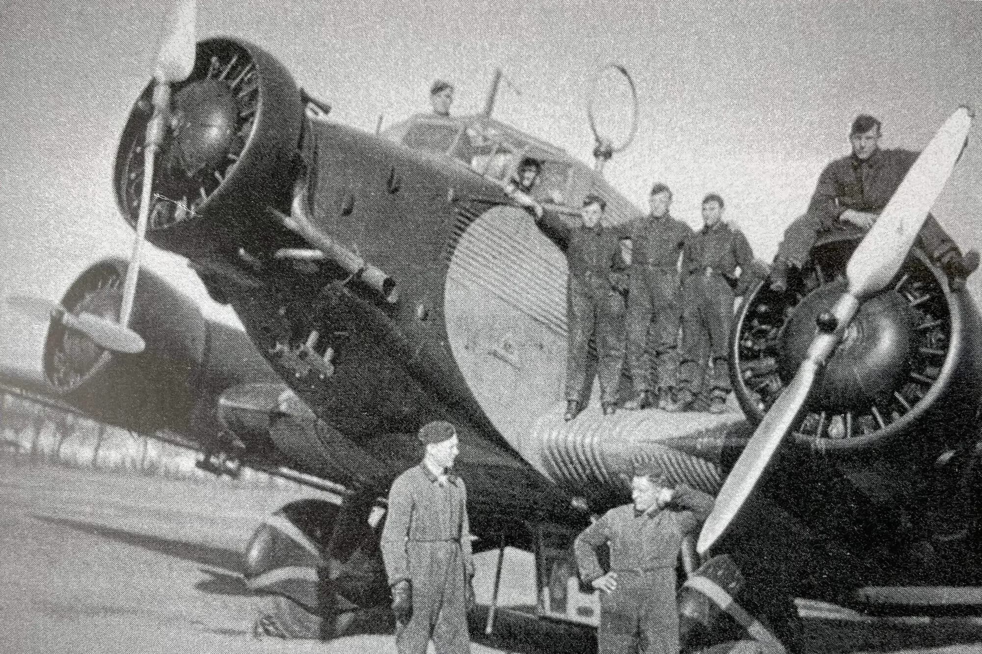 Hangar-312 Flugzeug des Militärs mit Soldaten